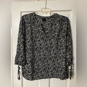 Jones New York black & white flower blouse